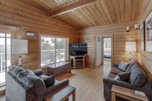 Una Smart TV, videojuegos, un futbolín