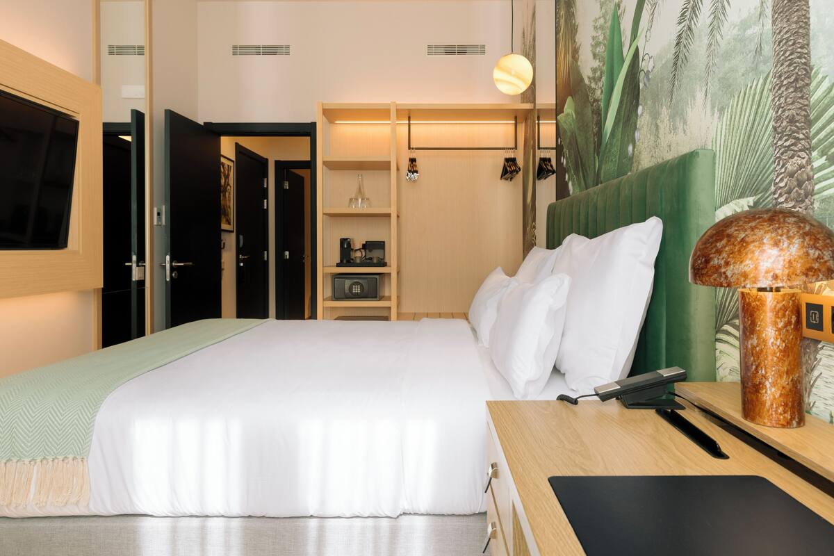 Minibar, in-room safe, laptop workspace, blackout drapes
