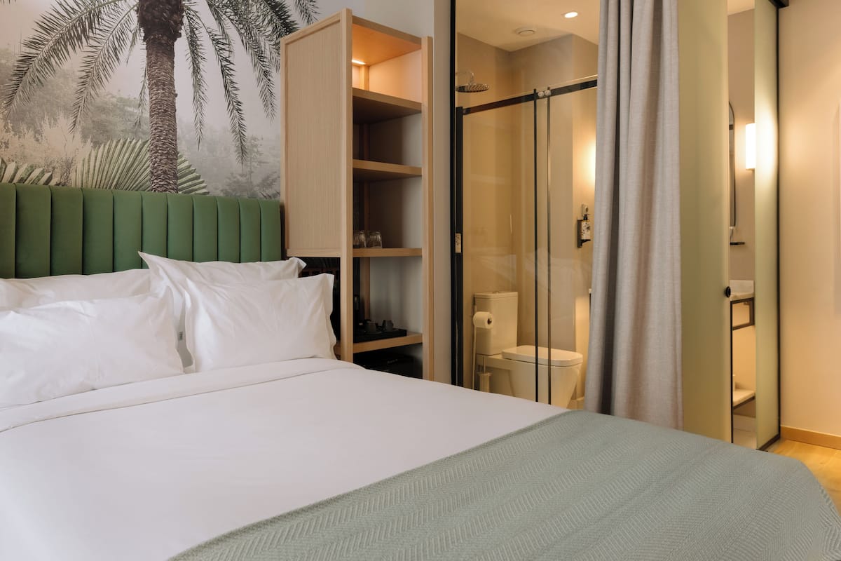 Classic Single Room (Cozy) | 1 bedroom, minibar, in-room safe, laptop workspace