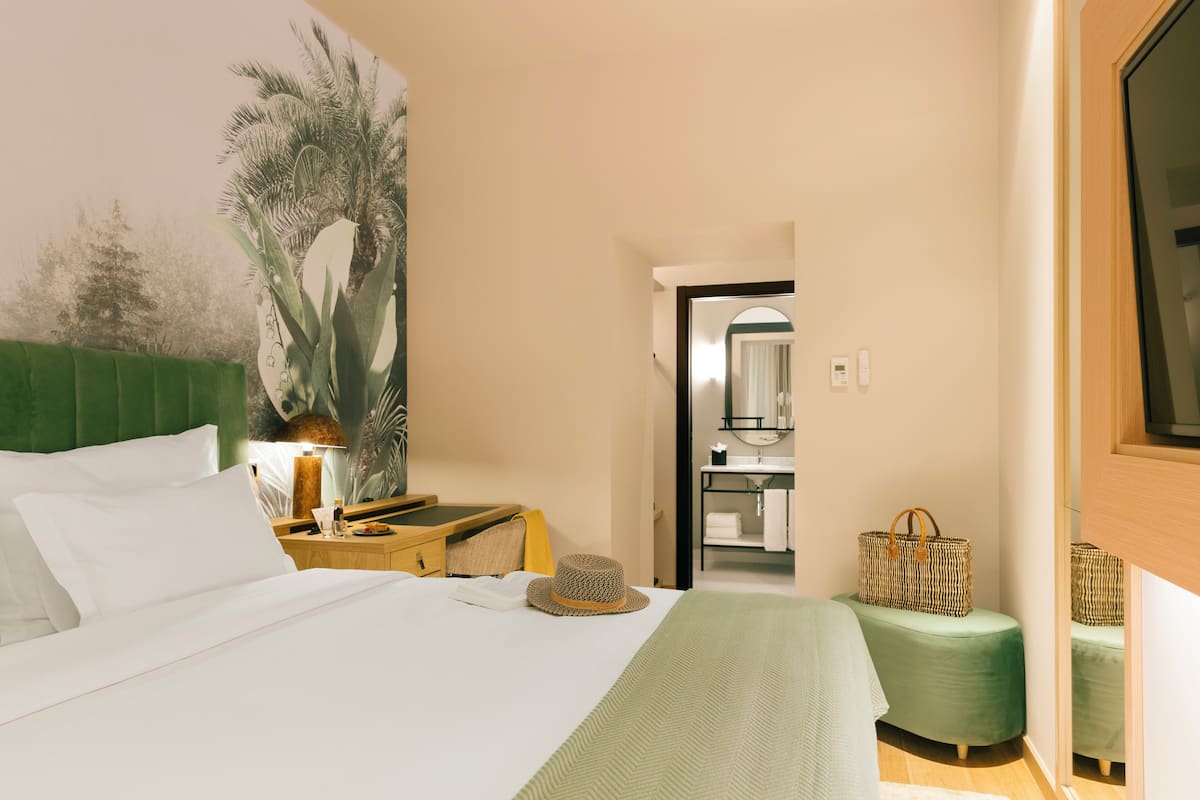 Comfort Room (Interior) | 1 bedroom, minibar, in-room safe, laptop workspace