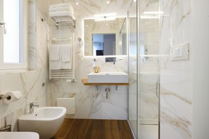 Familien-Dreibettzimmer | Badezimmer | Dusche, Regendusche, Haartrockner, Bidet