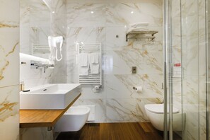 Deluxe Double Room | Bathroom