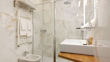 Trippelrum för familj | Badrum | Dusch, regndusch, hÄrtork och bidé