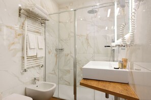 Family Triple Room | Bathroom | Shower, rainfall showerhead, hair dryer, bidet - Domus Uffizi (Florence)