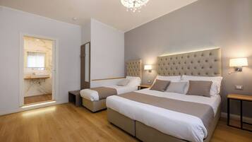 Trippelrum för familj | VÀrdeförvaringsskÄp pÄ rummet, skrivbord och arbetsyta för laptop