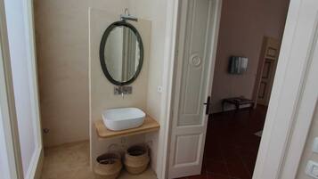 Dusche, Haartrockner, Bidet, Handtücher