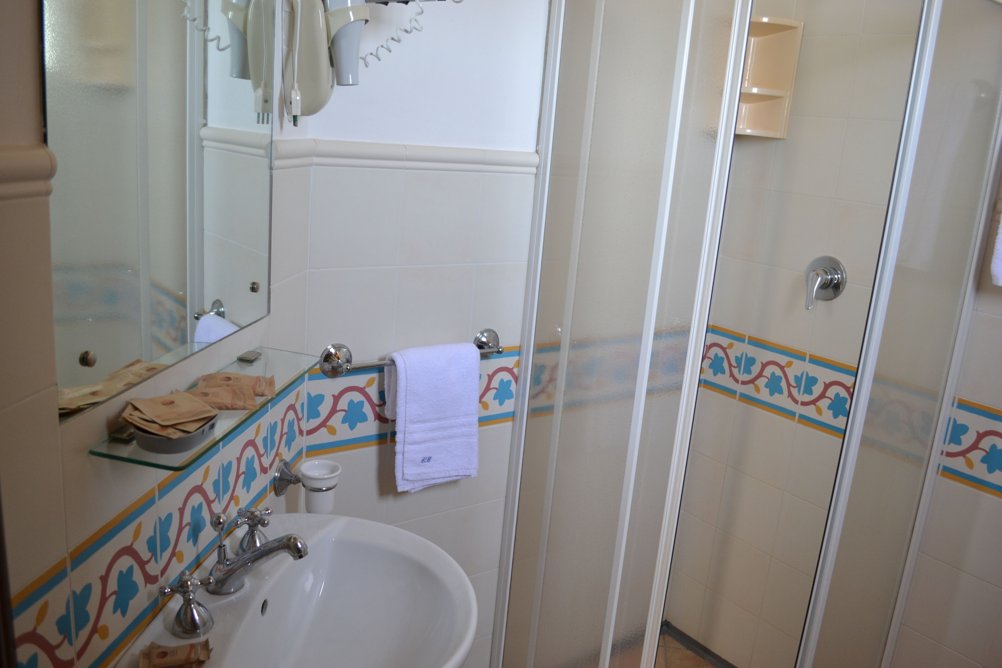 Deluxe Triple Room, Multiple Beds, Ensuite, Partial Sea View | Bathroom | Shower, hair dryer, bidet, towels