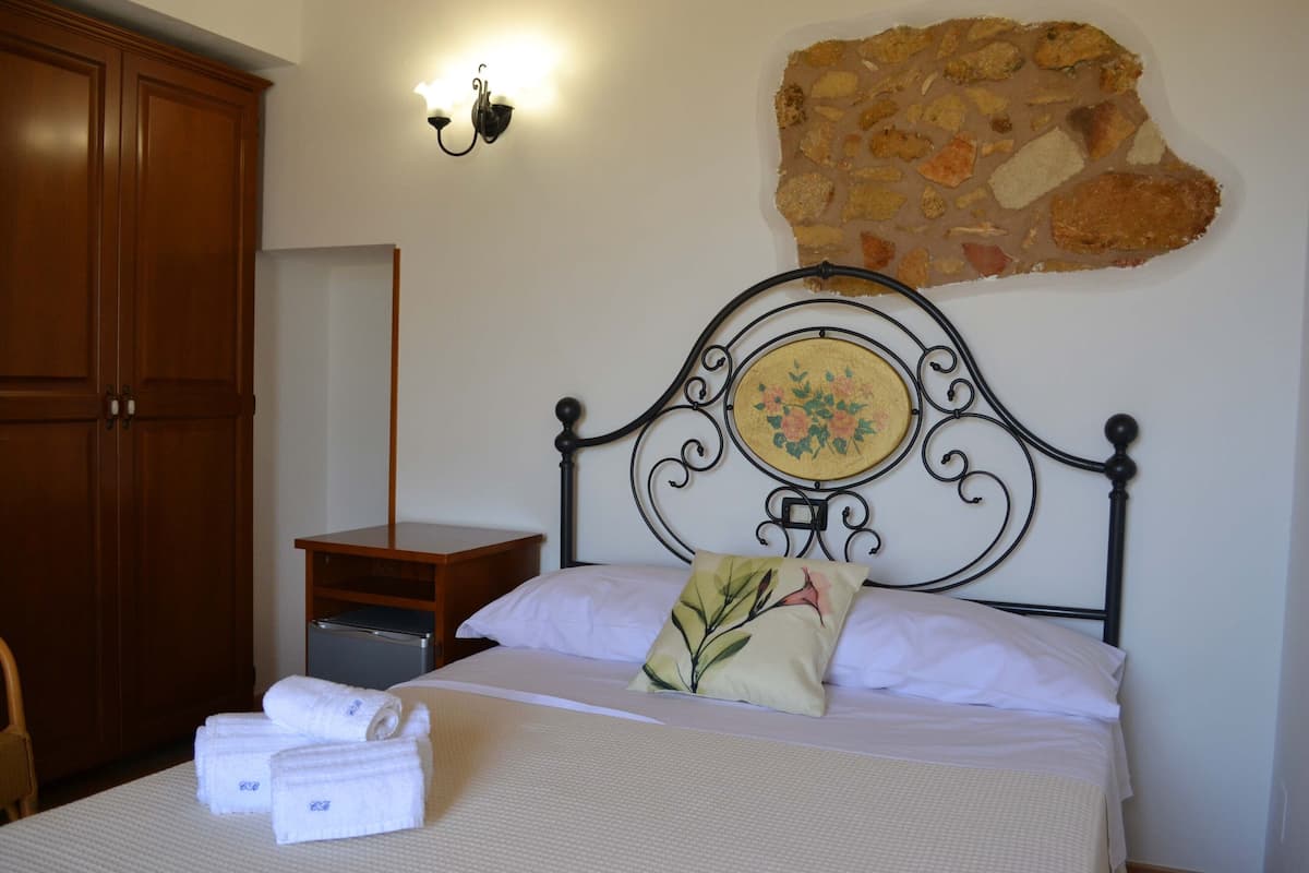 Camera Classic, 1 letto matrimoniale, bagno in camera, vista giardino | Minibar, una scrivania, postazione laptop, insonorizzazione
