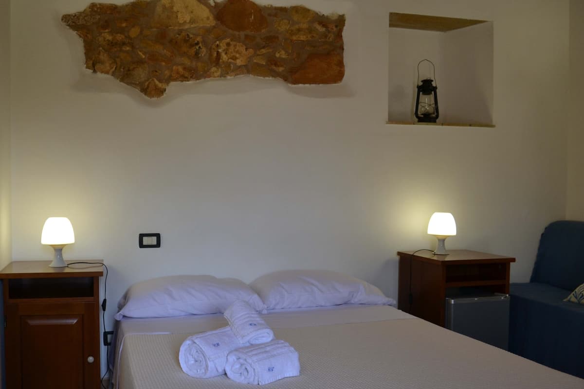 Doppia Classic, 1 letto king, bagno privato | Minibar, una scrivania, postazione laptop, insonorizzazione