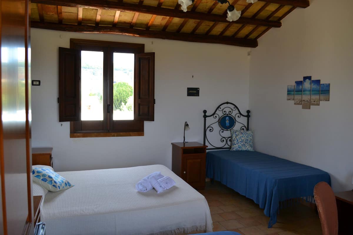 Tripla Deluxe, letti multipli, bagno in camera, vista mare parziale | Minibar, una scrivania, postazione laptop, insonorizzazione