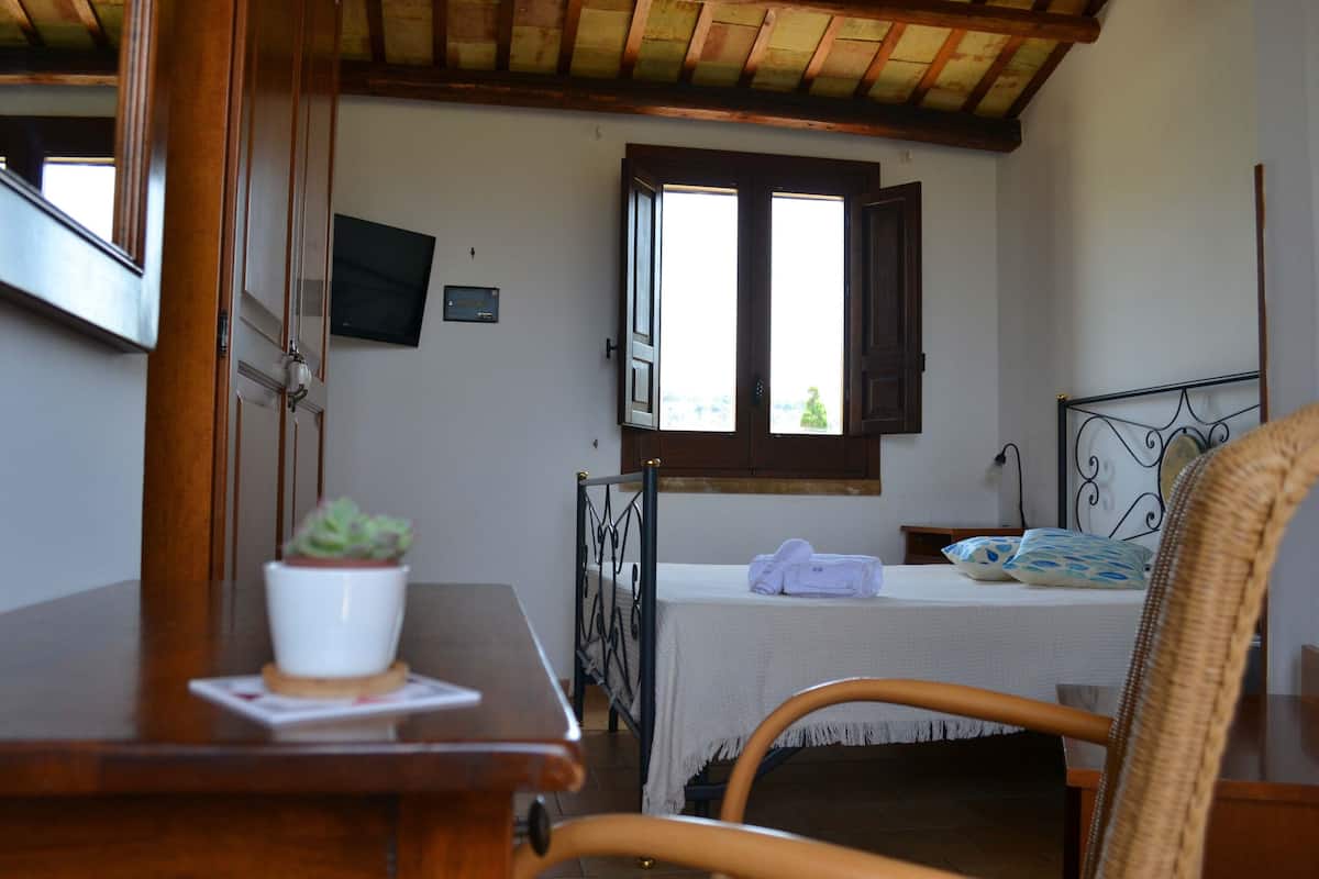 Doppia Deluxe, 1 letto king, bagno in camera, vista giardino | Minibar, una scrivania, postazione laptop, insonorizzazione
