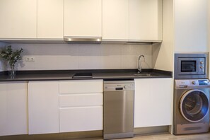 Køleskab, mikrobølgeovn, kaffe-/temaskine, elkedel