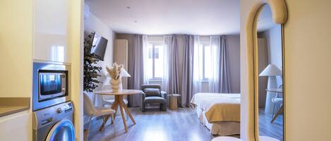 Tabla de planchar con plancha, wifi gratis, ropa de cama