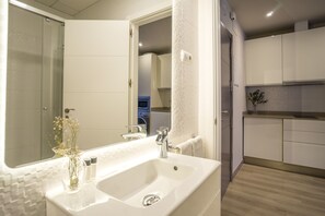 Een douche, een haardroger, handdoeken, zeep