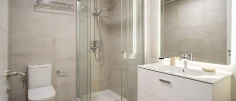 Dusche, Haartrockner, Handtücher, Seife