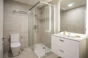 Suihku, hiustenkuivaaja, pyyhkeet, saippua