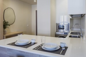 Jääkaappi, mikroaaltouuni, astianpesukone, kahvin-/teenkeitin