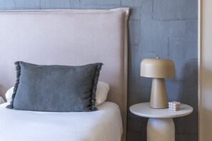 Tabla de planchar con plancha, wifi gratis y ropa de cama 