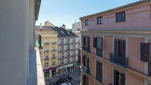 Un edificio de varios pisos con balcones y vista a la calle.