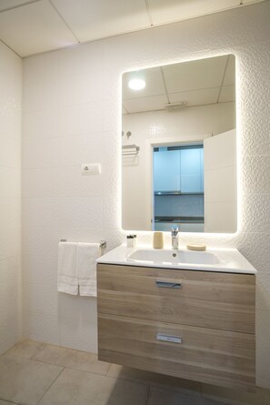 Bruser, hårtørrer, håndklæder, Sæbe