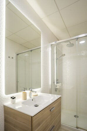 Een douche, een haardroger, handdoeken, zeep