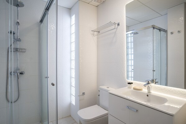 Ducha, secador de pelo, toallas y jabón