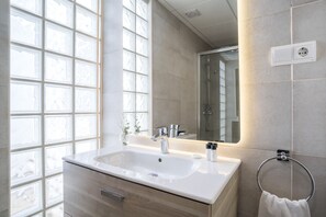 Shower, hair dryer, towels, soap - Housing Atarazanas by Sharing Co (Málaga)