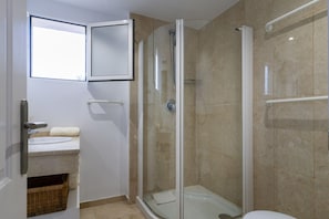 Badewanne, Haartrockner, Handtücher, Seife