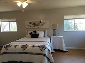 4 bedrooms, iron/ironing board, WiFi, bed sheets - Waterfront Gulf Access, Connect to River/Down town Boating, Fishing at  Dock.  (North Fort Myers)