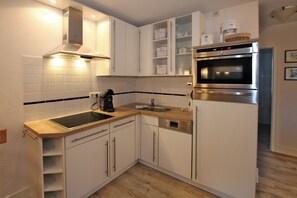 Køleskab, mikrobølgeovn, ovn, kogeplade