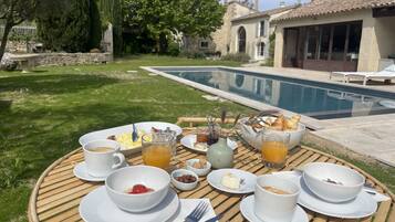 Sarapan pesanan masak setiap hari (EUR 20 seorang)