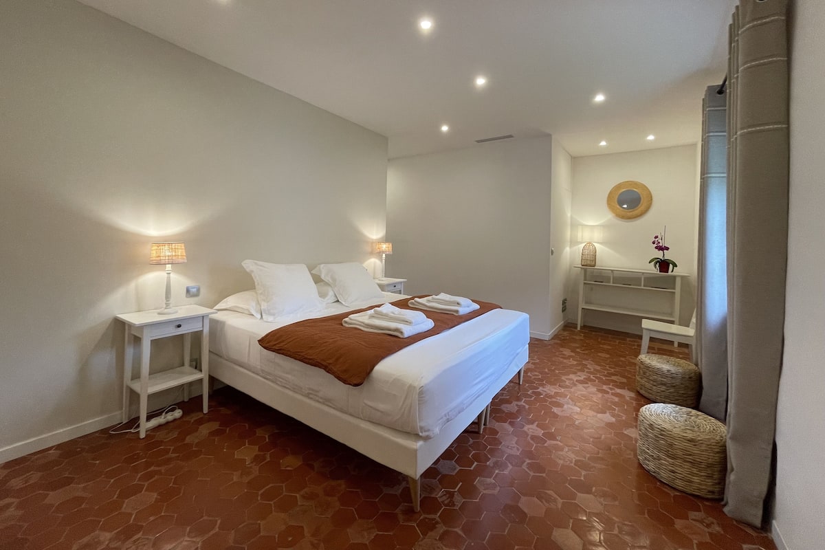 Phòng đôi Deluxe, 1 giường cỡ king, có thể sử dụng hồ bơi, quang cảnh vườn | Bộ trải giường bằng vải Frette của Ý, bộ đồ giường cao cấp