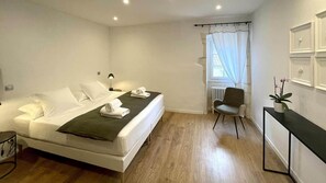 Habitación Deluxe doble, 1 cama de matrimonio grande, acceso a la piscina, vistas al jardín | Sábanas italianas Frette y ropa de cama de alta calidad