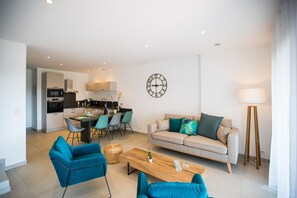 Duplex Comfort | Vardagsrum | 24-tums platt-tv med kabelkanaler och tv