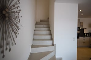 Comfort-Maisonette | Wohnbereich | 24-Zoll-Flachbildfernseher mit Kabelempfang, Fernseher