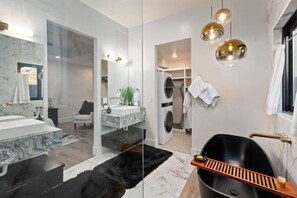 Badekar, hårtørrer, håndklæder