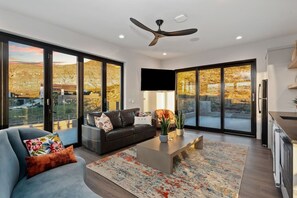 TV, fireplace, ping pong, stereo - Lux Sports Getaway ~ Pickleball ~ Pool/Spa ~ Golf (Hurricane)