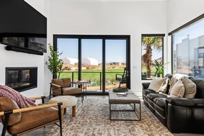 تلفزيون، مدفأة، تنس طاولة، ستيريو