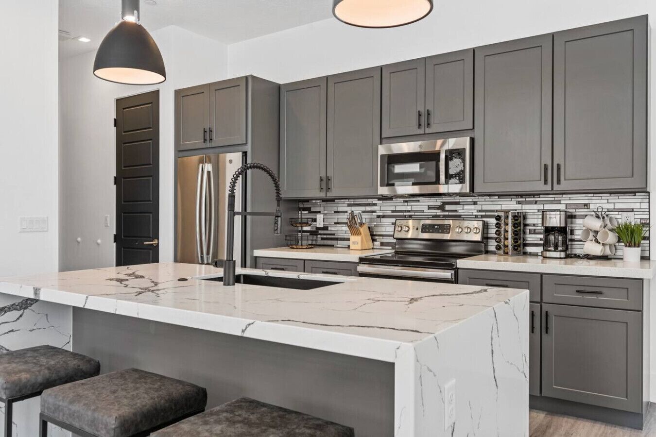 Jääkaappi, mikroaaltouuni, uuni, liesi