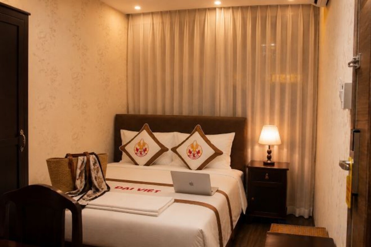 Standard Room - Comfy Queen Bed/Air-Con/Fridge/Wifi/Smart Lock/Rain Shower