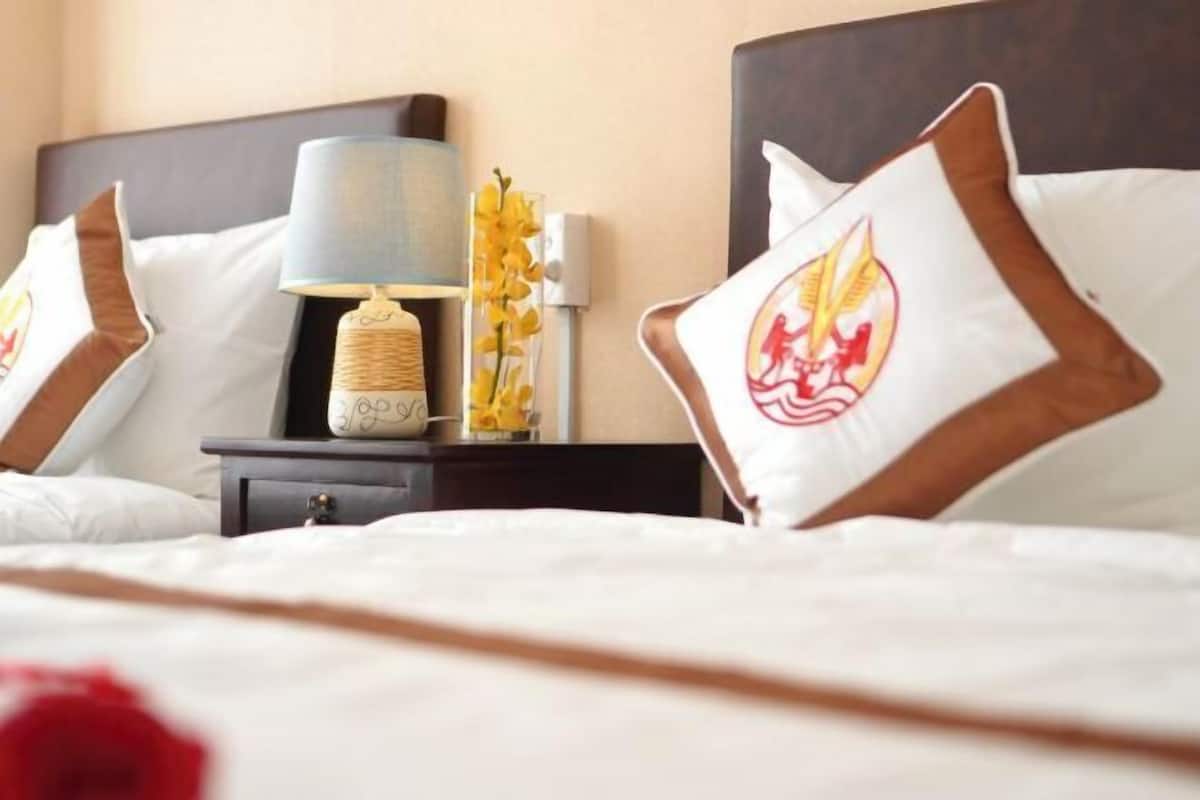 Minibar, escritorio y espacio para trabajar con laptop