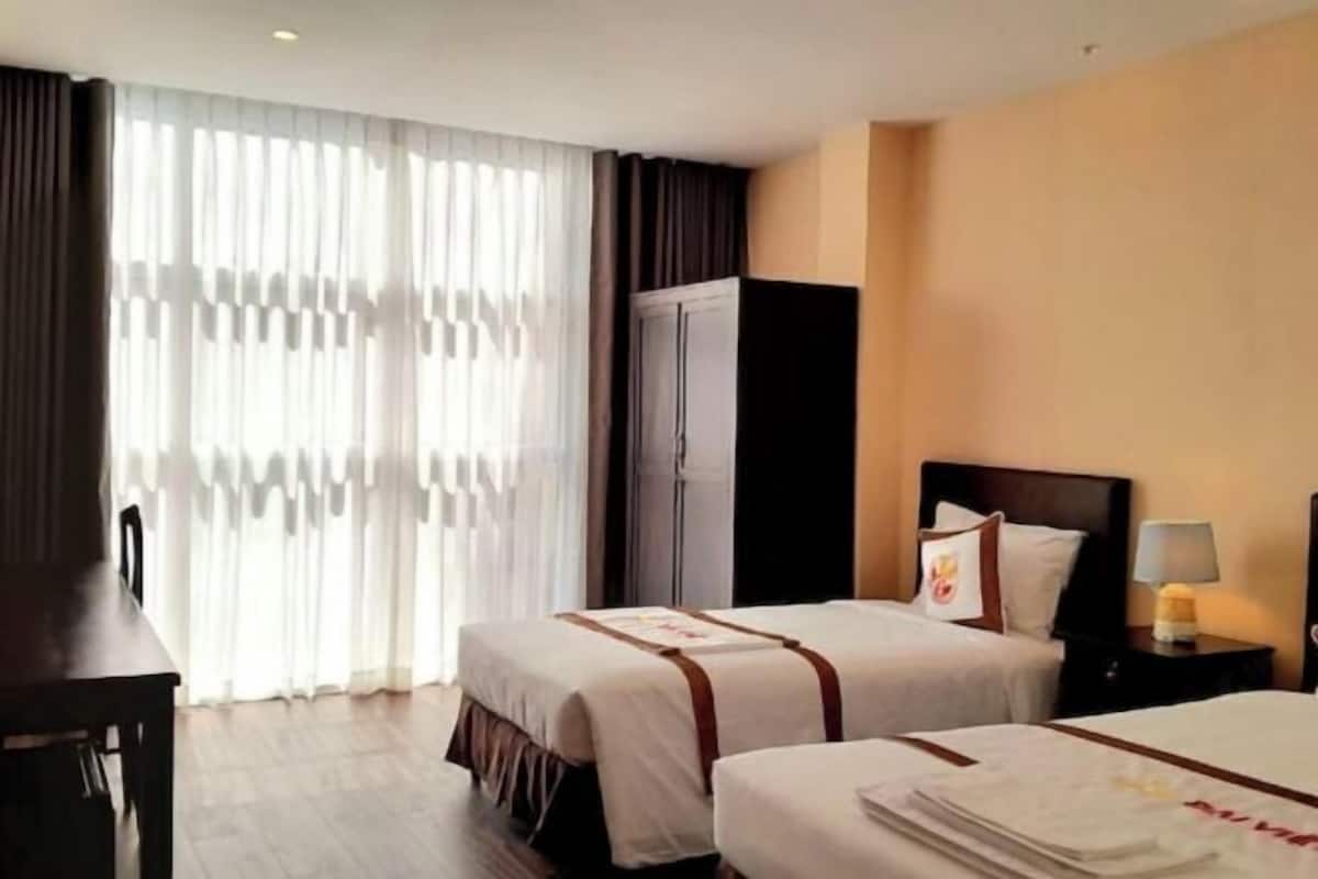 Minibar, escritorio y espacio para trabajar con laptop