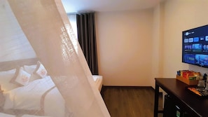 Chambre Triple Supérieure, 1 chambre, salle de bains privée | Minibar, bureau, espace de travail pour ordinateur portable