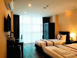 豪華三人房, 1 間臥室, 非吸煙房, 城市景觀 | 迷你吧、書桌、筆電工作空間、遮光布/窗簾