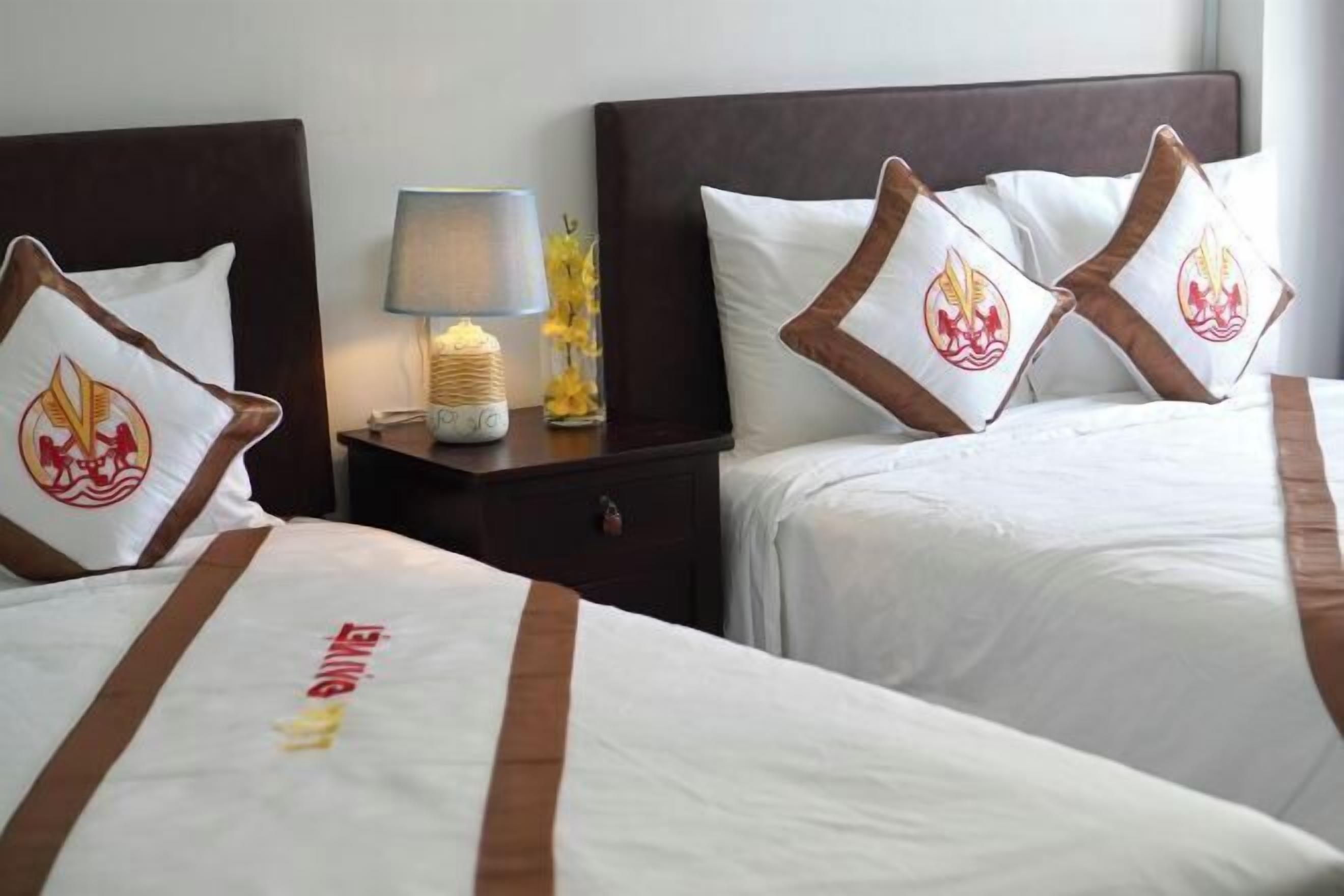 Minibar, skrivebord, skrivebord for bærbar PC og blendingsgardiner