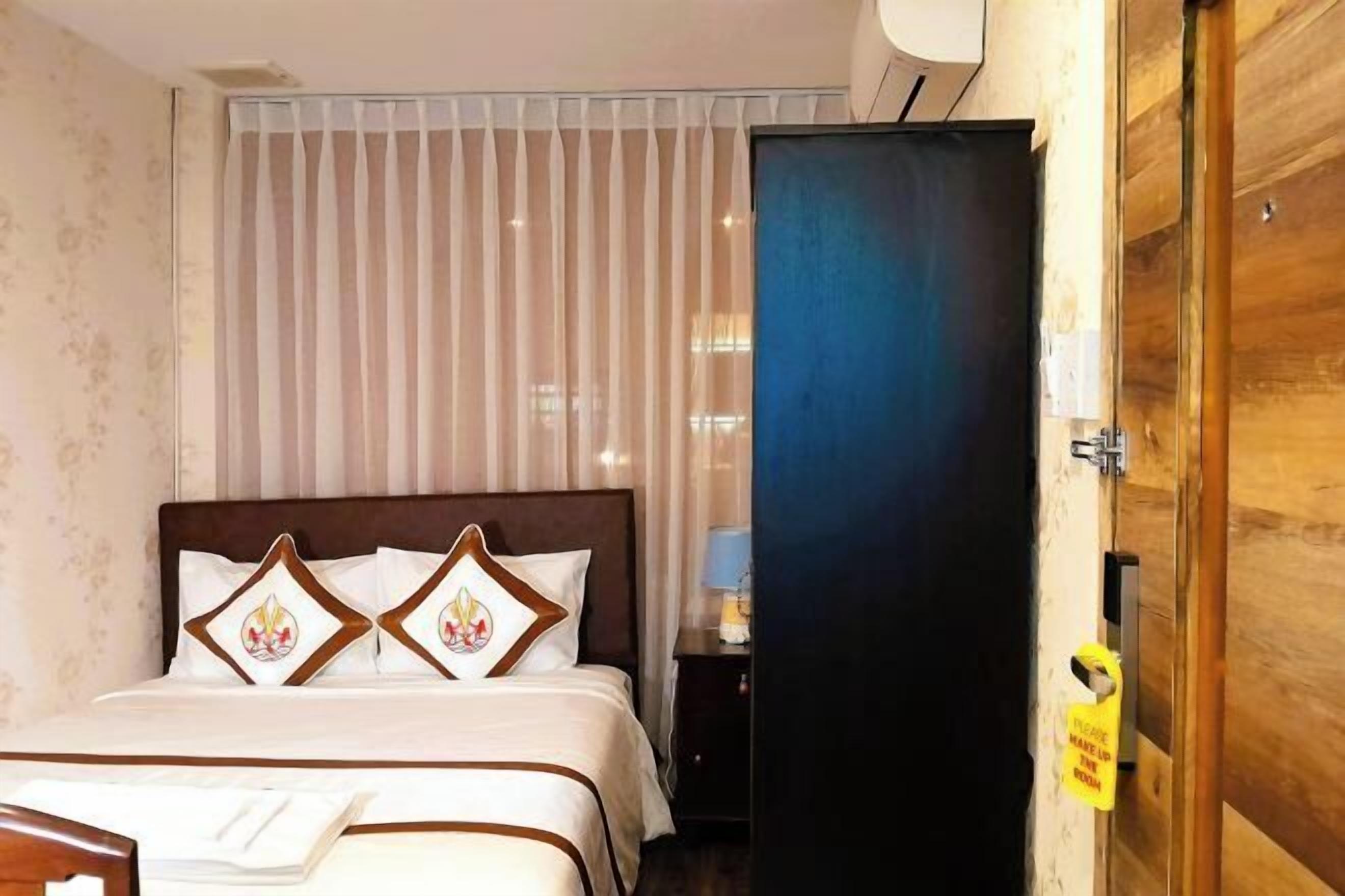 Minibar, desk, laptop workspace, blackout curtains