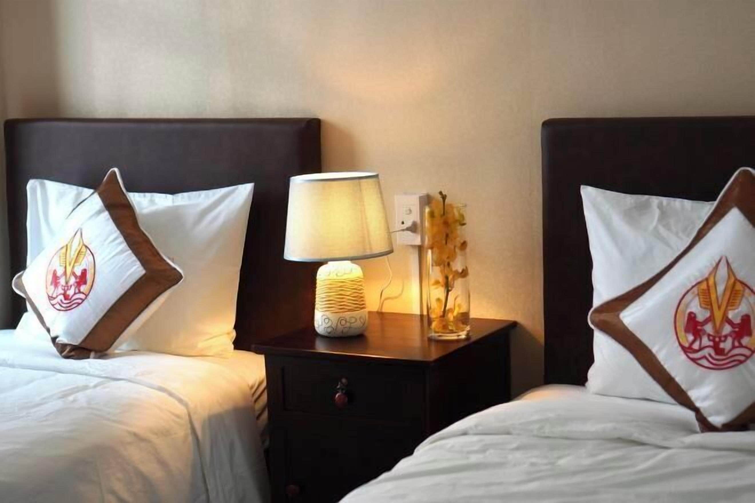 Minibar, skrivebord, skrivebord for bærbar PC og blendingsgardiner