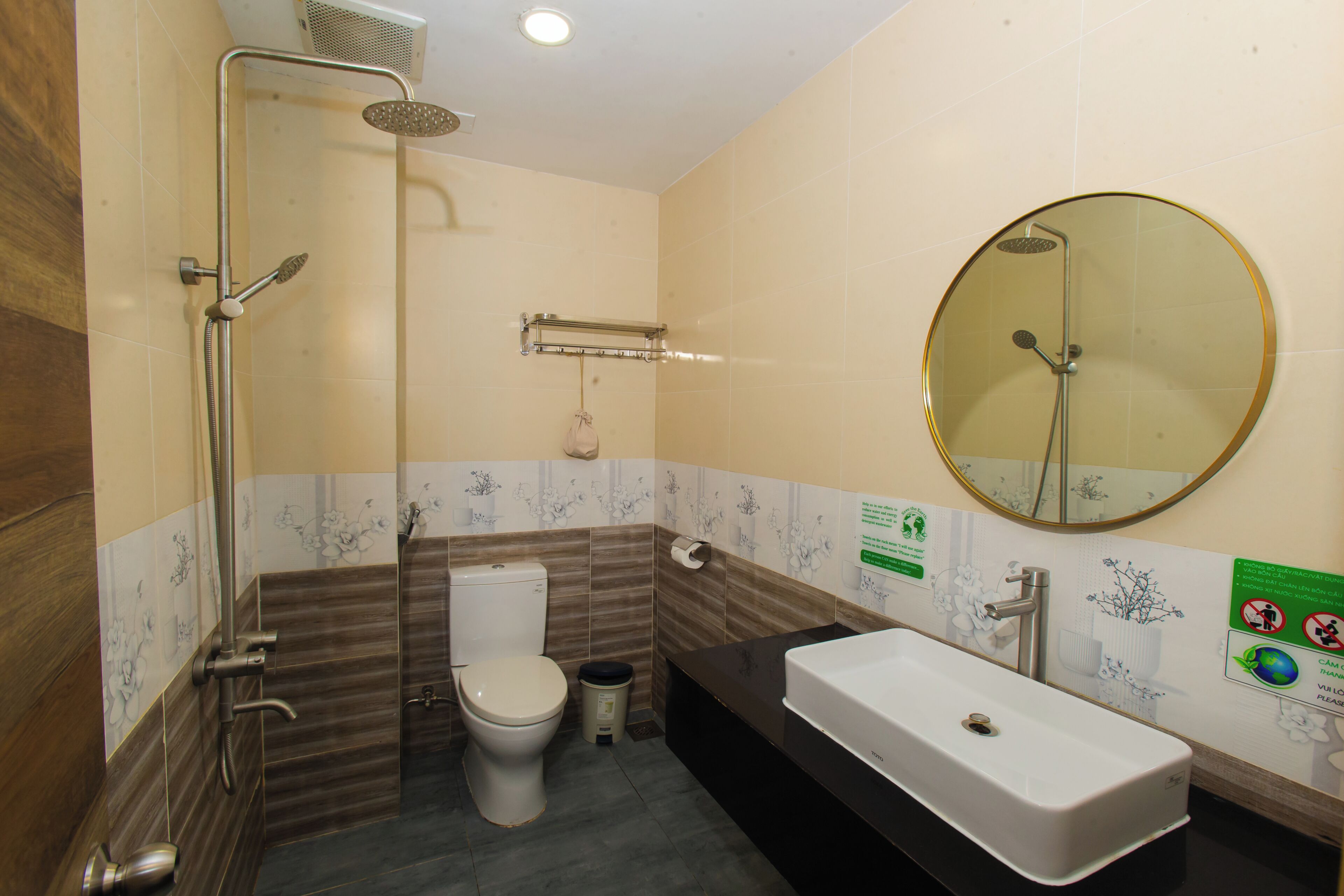 Kamar Triple Deluks, 1 kamar tidur, Bebas Asap Rokok, pemandangan kota | Kamar mandi | Pengering rambut, sandal, handuk, dan sabun