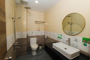 Deluxe Triple Room, 1 Bedroom, Non Smoking, City View | Bathroom | Hair dryer, slippers, towels, soap - The Rice Hotel & Tour - 40 Bui Vien No 9 (Ho Chi Minh City)