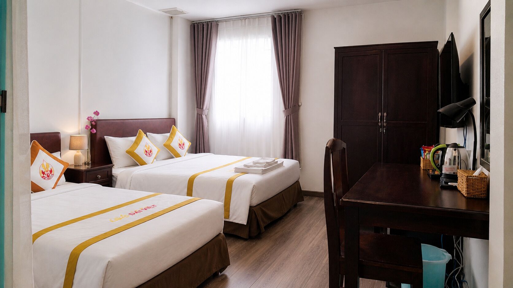 Chambre triple supérieure, 1 chambre, salle de bain privée | Minibar, bureau, espace de travail pour ordinateurs portables